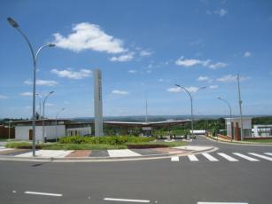 LOCALIZA&Ccedil;&Atilde;O DO IM&Oacute;VEL: Rua 06&nbsp;&ndash; QD&ndash;L&nbsp;/ LT&ndash;02, Itu/SP &ndash; CEP: 13300-000.

O loteamento fechado Alphaville Castelo fica localizado na Rodovia Waldomiro Corr&ecirc;a de Camargo, Km 64,5 - Itu &ndash; SP (Sa&iacute;da 80 da Rodovia Castelo Branco). O lote 02&nbsp;da quadra &ldquo;L&rdquo; esta situado com frente para a Rua Seis&nbsp;medindo&nbsp;de frente: 15,21m em curva, &agrave; direita de quem da referida rua olha para o im&oacute;vel mede 40,00m confrontando com lote&nbsp;01, &agrave; esquerda mede 40,00m confrontando com o lote 03, nos fundos mede 14,79 metros em curva, confrontando com a &Aacute;rea Verde&nbsp;03, encerrando a &aacute;rea de 600,00m&sup2;. O loteamento Alphaville Castelo tem &oacute;tima localiza&ccedil;&atilde;o e com a vantagem &uacute;nica da proximidade de S&atilde;o Paulo. Localizado a&nbsp;menos de uma hora da&nbsp;melhor Rodovia do Pa&iacute;s, Castelo Branco (km 80). Encontra-se a menos de 20 minutos do Centro de Sorocaba ou de Itu, ao lado do loteamento City Castelo. Em at&eacute; 20 minutos &eacute; poss&iacute;vel chegar a pontos como o Shopping Center Iguatemi Esplanada, Sam&acute;s Club, Tauste, Col&eacute;gio Divino Salvador, Col&eacute;gio Portal, Centro Universit&aacute;rio Nossa Senhora do Patroc&iacute;nio, Itu Novo Centro, entre outros.&nbsp;O loteamento oferece toda a infraestrutura como: clube com piscina, quadra poliesportiva, quadra de t&ecirc;nis, academia completa, sal&atilde;o de festas etc. Loteamento com sistema de seguran&ccedil;a com v&iacute;deo monitoramento, cerca el&eacute;trica perif&eacute;rica, portaria e ronda de vigilantes 24 h.&nbsp;Valor &agrave; vista: R$ 564.000,00. IPTU&nbsp;ANUAL&nbsp;(2026)&nbsp;R$ 4.326,30, Condom&iacute;nio (2026) R$ 1.851,00. LIBERADO PARA CONSTRU&Ccedil;&Atilde;O! para agendar uma visita entre em contato por e-mail&nbsp;ou no n&uacute;mero: Telefone: (15) 3321-0791 WhatsApp: (15) 99782-0799.&nbsp;Email: adm@gmfltda.com.br. Mais info: www.gmfltda.com.br
