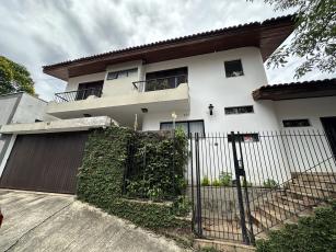 CASA ELTONVILLE.

CASA COMERCIAL:&nbsp;Rua Capit&atilde;o Jugurtha Neves, 127 &ndash; Vila Trujillo - Sorocaba/SP - CEP: 18060-540.

&Aacute;REA TERRENO:&nbsp;343,80 m&sup2;.

&Aacute;REA CONSTRUIDA: 367,41 m&sup2;.

PISO T&eacute;rreo: 159,40 m&sup2;.

Piso t&eacute;rreo composto de 2 salas, sendo 1 sala de estar e 1 sala de TV, hall de entrada, 2 salas, 1 cozinha, 1 copa, 1 despensa, 1 lavabo, 1 &aacute;rea de servi&ccedil;os, 1 &aacute;rea de luz, churrasqueira e 2 vagas de garagem coberta.

PISO Superior: 97,75 m&sup2;.

Piso Superior composto com 4 salas e 2 banheiros, sendo 1 sala&nbsp;m&aacute;ster com sacada e banheiro.

Anexo: composto por 1&nbsp;recep&ccedil;&atilde;o, 1 sala, 1 copa e 1 banheiro.

VALOR DO ALUGUEL: &nbsp;R$&nbsp; &nbsp;4.000,00&nbsp;/ m&ecirc;s (necess&aacute;rio reforma) .&nbsp;

IPTU ANUAL (2026):&nbsp;&nbsp; &nbsp;R$&nbsp;&nbsp;&nbsp; 2.837,49&nbsp;- 10 parcelas de R$ 283,74/m&ecirc;s

Para agendar uma visita entre em contato por e-mail ou no n&uacute;mero:

(15) 3321-0791 (15) 9 9782-0799

Email &ndash; adm@gmfltda.com.br.

Mais info: www.gmfltda.com.br.

